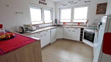 Kühlschrank, Mikrowelle, Ofen, Geschirrspüler