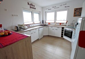 Kühlschrank, Mikrowelle, Ofen, Geschirrspüler
