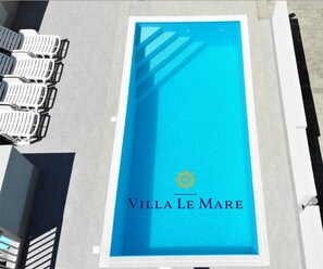 Alberca al aire libre y alberca climatizada