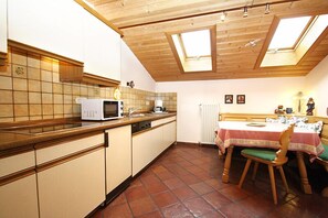 Kylskåp, mikrovågsugn, spishäll och diskmaskin