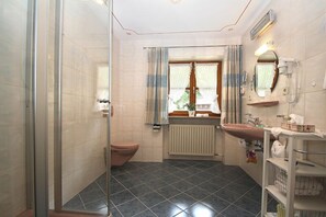 Shower, hair dryer, towels - Apartment 3, 90sqm, balcony, kitchen extra, 1 bedroom, 1 living room, max. 2 pers. (Ruhpolding)