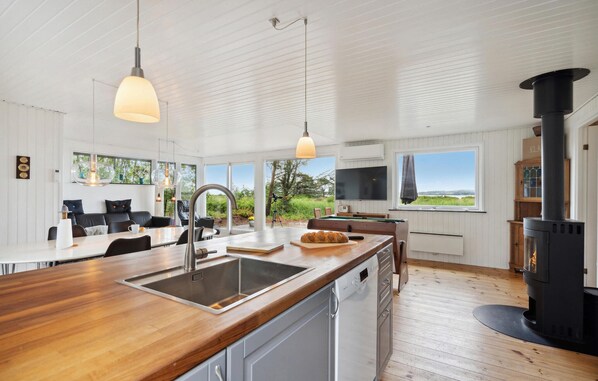 Kylskåp, spishäll, diskmaskin och kaffe- och tebryggare