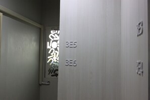 A hallway with doors labeled 3E5 and 3E6. - Bed Bike Hostel (Chiang Mai)