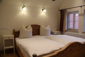 1 bedroom, desk, WiFi, bed sheets