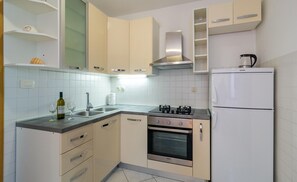 Refrigerador, microondas, parrilla de estufa y lavavajillas 