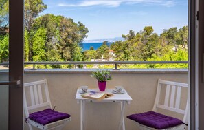Outdoor dining - Lovely apartment in Malinska with WiFi (Malinska)