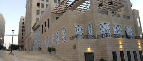 تفاصيل الفندق من الخارج