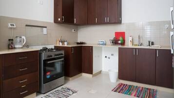 Apartment, 2 Schlafzimmer | Eigene Küche | Großer Kühlschrank, Mikrowelle, Ofen, Herdplatte