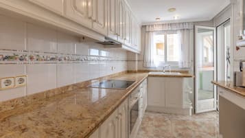 Een koelkast, een magnetron, een oven, een kookplaat