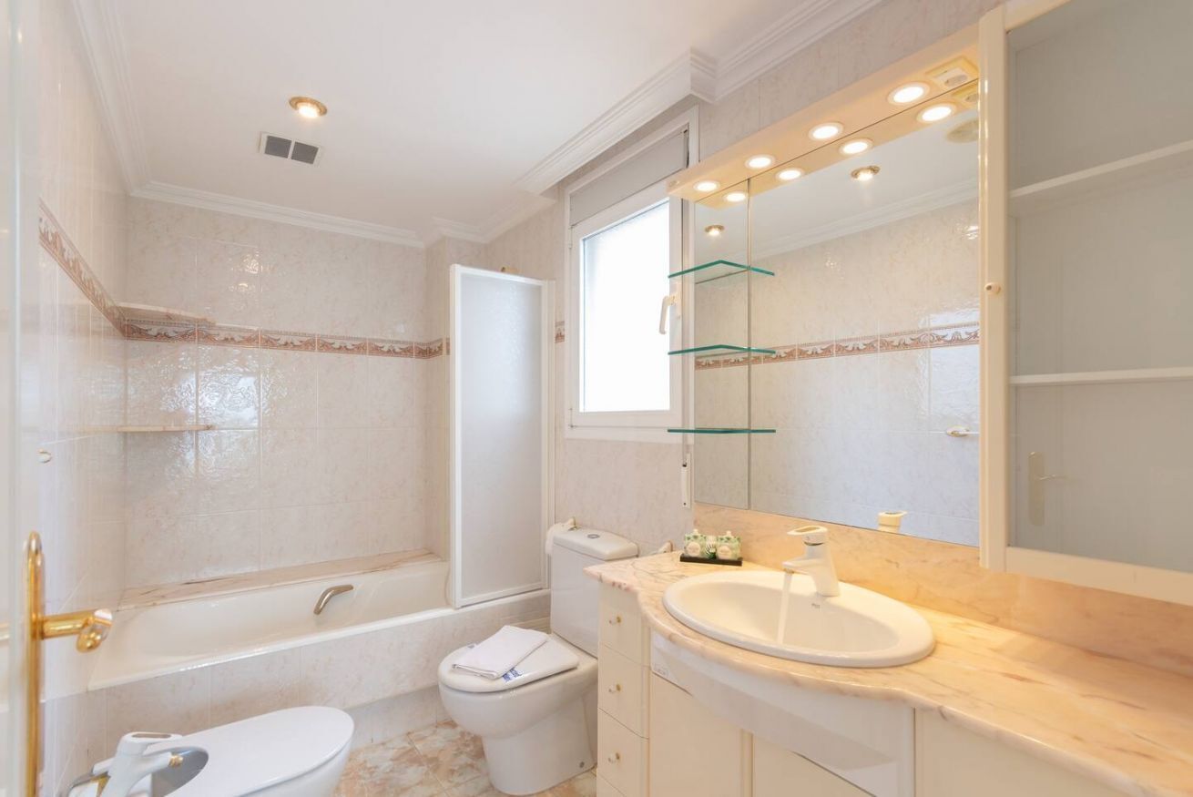 Bathtub, hair dryer, towels