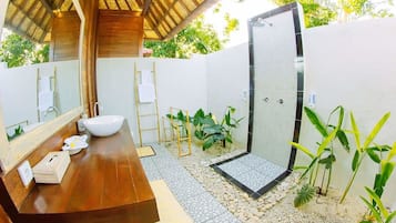 Shower, free toiletries