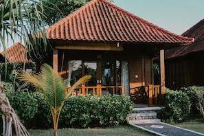 Standard-bungalow, näköala uima-altaalle | Terassi/patio