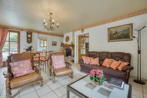 TV, fireplace, DVD player - Homerez - Villa in Saint-Pierre-des-Tripiers (Saint-Pierre-des-Tripiers)
