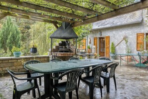 Outdoor dining - Homerez - Villa in Saint-Pierre-des-Tripiers (Saint-Pierre-des-Tripiers)