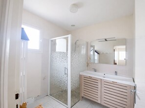 Bathroom - Charming House in Town Center, 500m from Beach, Close to Shops (La Tranche-sur-Mer)