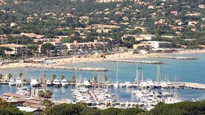 A marina with numerous boats docked, surrounded by residential buildings and greenery. - 3-room apartment 75m², 2 terraces, direct access to calanques, WIFI, private parking (Cavalaire-sur-Mer)