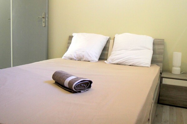 1 chambre, fer et planche Ă repasser, Wi-Fi gratuit, draps fournis