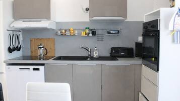 Réfrigérateur, micro-ondes, four, plaque de cuisson