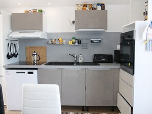 Réfrigérateur, four à micro-ondes, un four, surface de cuisson