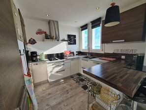 Fridge, microwave, oven, stovetop - Modern 3-room apartment, sleeps 6, parking, near beach (Saint-Jean-de-Monts)