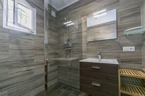 Shower, hair dryer, towels, soap - La Solana - Spanish Typical Holiday Villa (JAVEA)