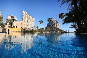 Alberca climatizada y camastros 