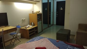 1 bedroom, iron/ironing board, internet, bed sheets