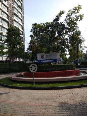 Property grounds - Savi Rooms Deluxe Studio(1) nr Bangkok/Pitavet hospital & many pubs & bars (Bangkok)