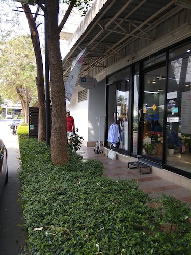 Savi Rooms Deluxe Studio (1) nr Bangkok / Pitavet hospital & many pubs & bars