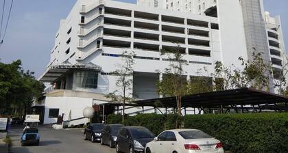 Savi Rooms Premium(2)nr Bangkok/Pitavet hospital and many reputed pubs & bar