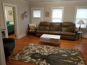 Televisio, DVD-soitin, kirjoja