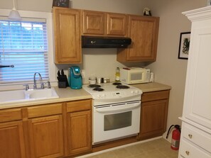 Jääkaappi, mikroaaltouuni, uuni, liesi