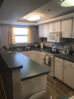 Fridge, microwave, oven, stovetop - Gulf views !! Chair and umbrella service included  March -October (Navarre)