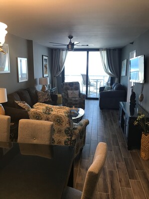 Smart TV, DVD player, books - Gulf views !! Chair and umbrella service included  March -October (Navarre)