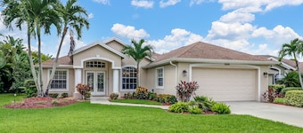 Enchanting Villa with Private Pool, Bicycles, and Full Amenities; 7-day discount