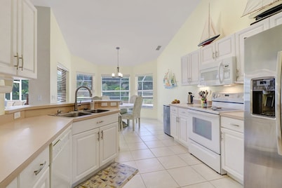 Enchanting Villa with Private Pool, Bicycles, and Full Amenities; 7-day discount