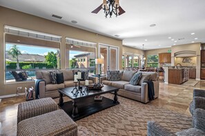 Living area - Villa Di Palm at Montage Luxury - Expansive 5BD Home W/ PRIVATE POOLSIDE CASITA (Indio)
