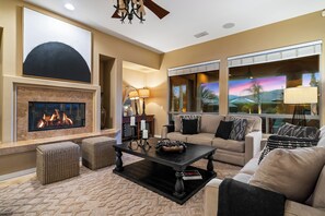 Living area - Villa Di Palm at Montage Luxury - Expansive 5BD Home W/ PRIVATE POOLSIDE CASITA (Indio)