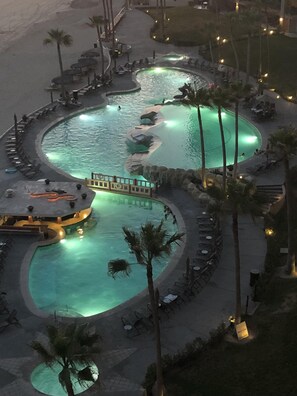 Alberca al aire libre y alberca climatizada