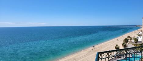 على الشاطئ، كراسي للتشمس، مناشف للشاطئ