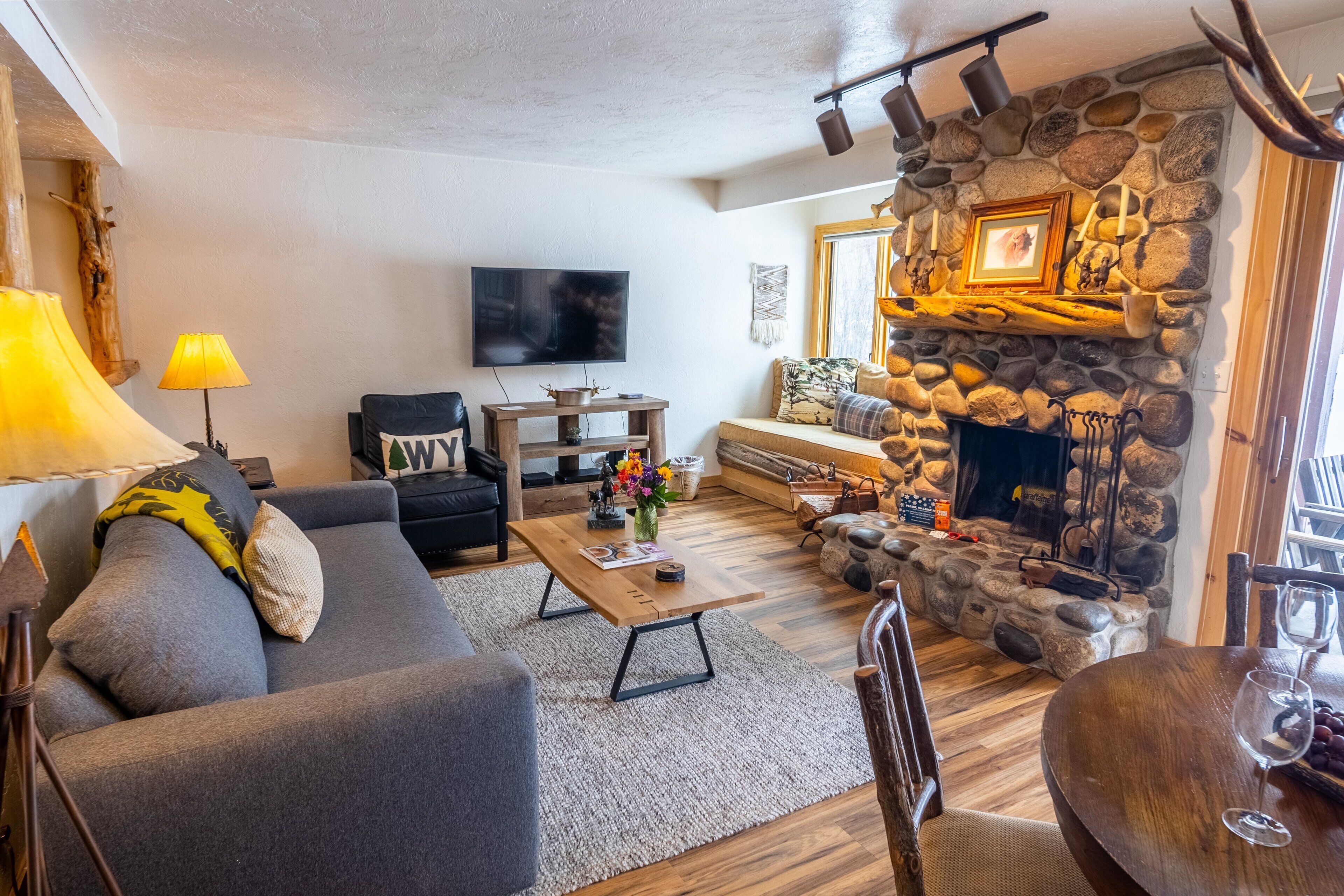 Televisión, chimenea, estéreo