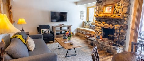 Televisión, chimenea, estéreo