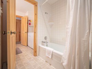 Kombinert dusj/badekar, hårføner og håndklær