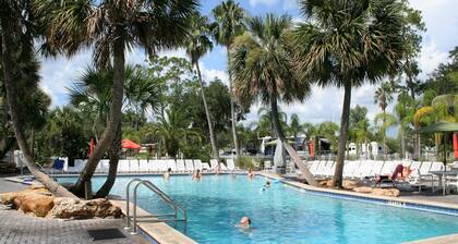 1 bedroom, private laundry in resort with a pool near Disney!! Kissimmee