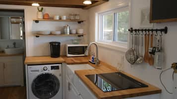 Réfrigérateur, micro-ondes, plaque de cuisson, lave-vaisselle