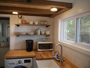 Réfrigérateur, micro-ondes, plaque de cuisson, lave-vaisselle