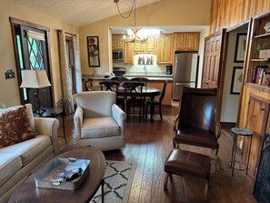 Älytelevisio, takka, DVD-soitin, pöytätennispöytä