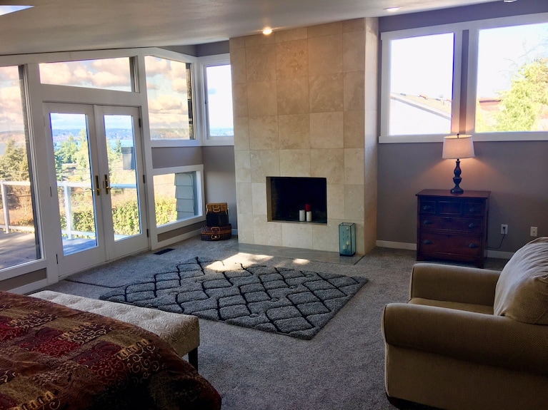 Beach Town Mid-century Modern Home With Stunning Views Of Mountains + Sound ! - Tacoma, WA