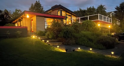 Casa moderna de mediados de siglo: hermosa con impresionantes vistas a la montaña y al agua