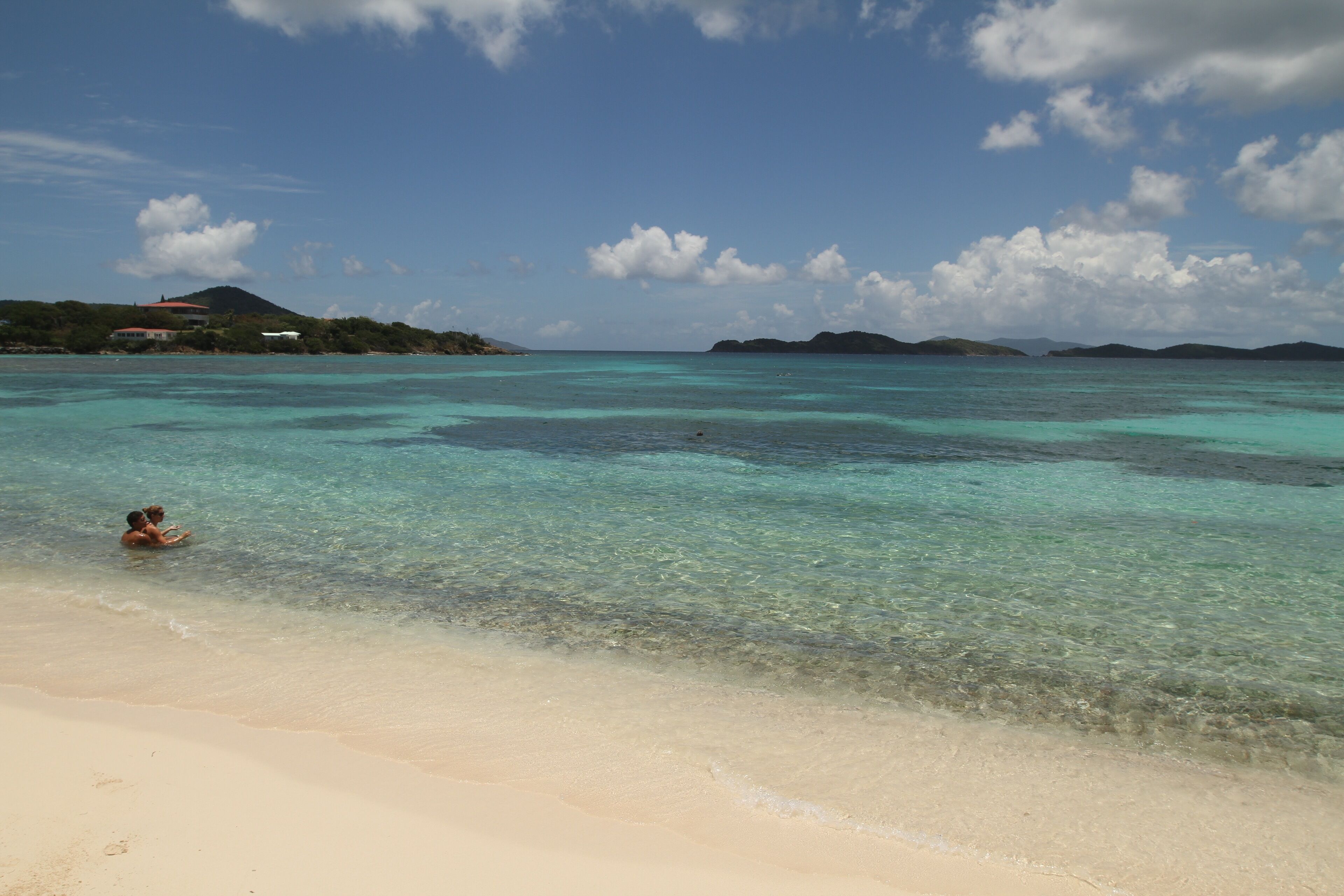 På stranden, solsenger og strandhåndklær